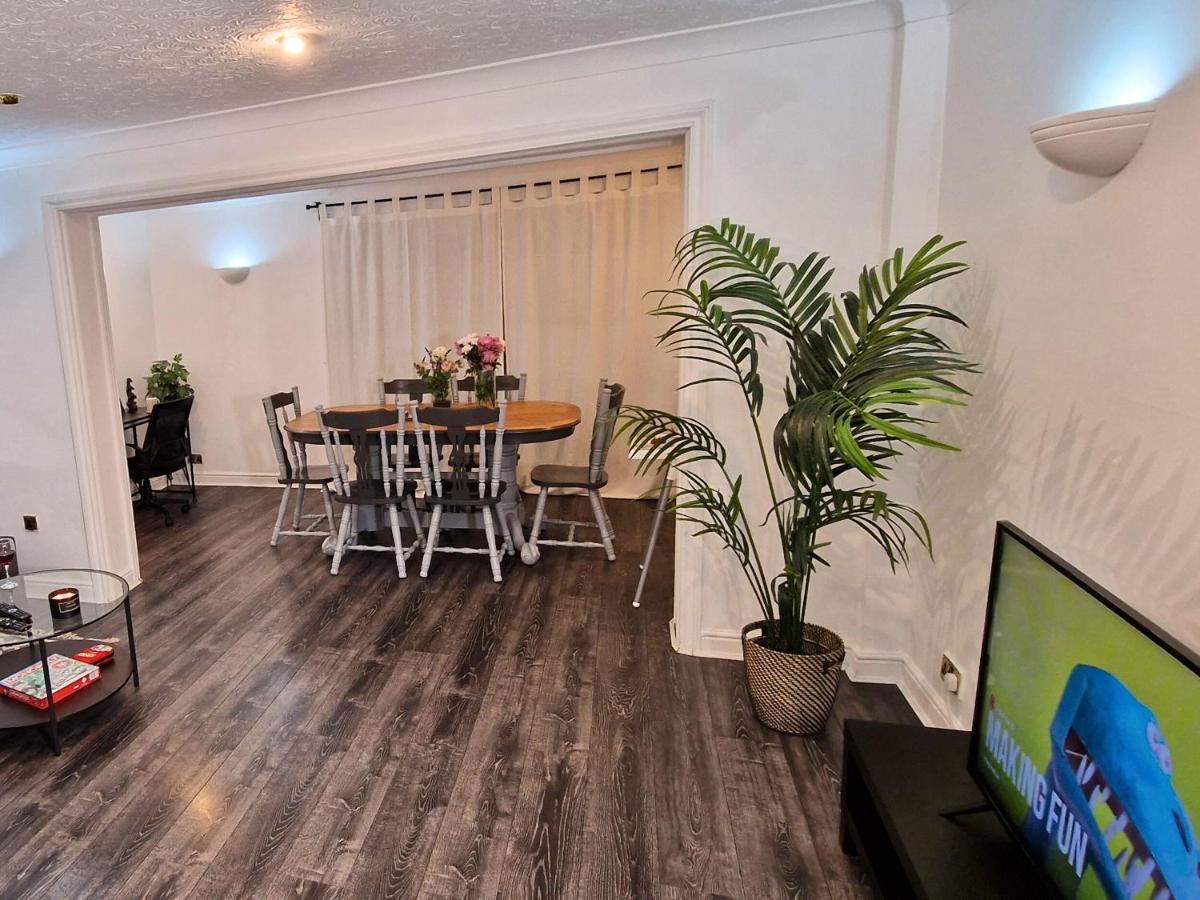 Spacious & Comfy Home- Very Close To Nec Birmingham ,Hs2 & Airport- Perfect For Contractors & Groups- Free Parking & Fast Wifi Marston Green Ngoại thất bức ảnh